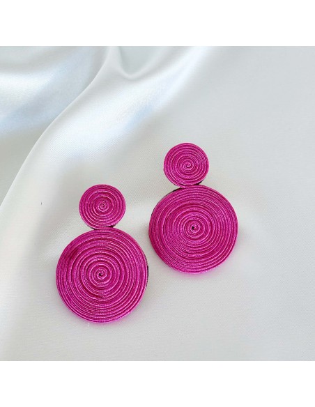 Aretes en cordon de seda dobles.